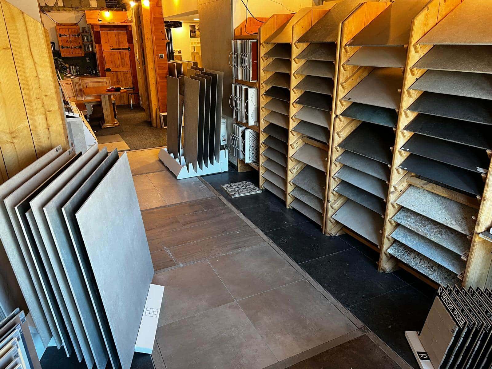 Showroom van Tegelhandel Nelissen in Berghem, met rekken vol tegelstalen in diverse formaten en kleuren