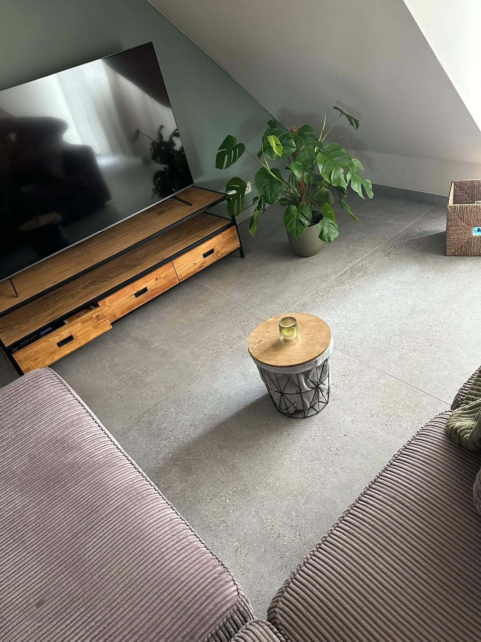 Woonkamer met grijze vloertegels van 120 bij 120 centimeter