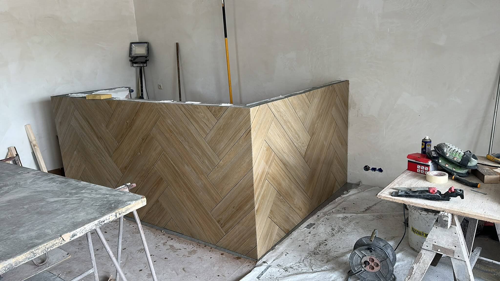 Bar bekleed met houtlook tegels in chevronpatroon