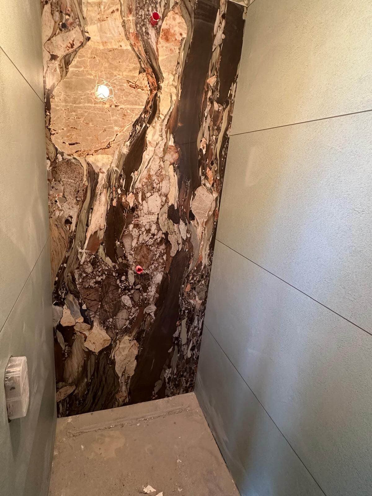 Wand bekleed met een slab met uitgesproken marmertekening