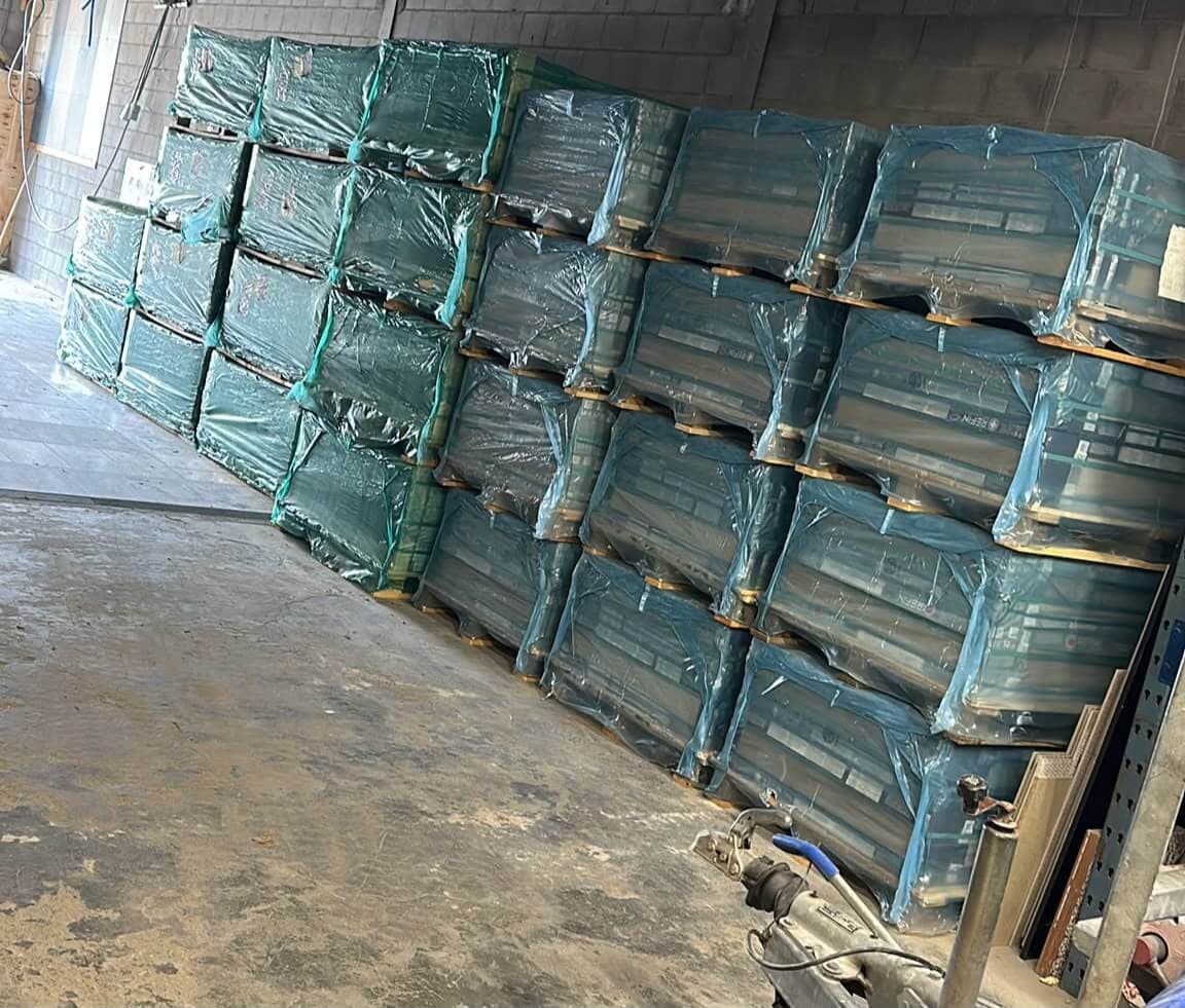 Pallets met tegels op voorraad in het magazijn